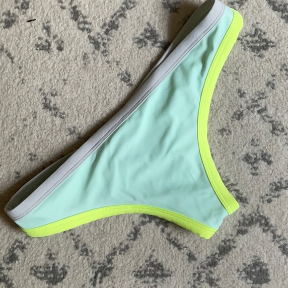 NEW Victoria Secret Strappy Cheeky Bottoms XS - Picture 3 of 4